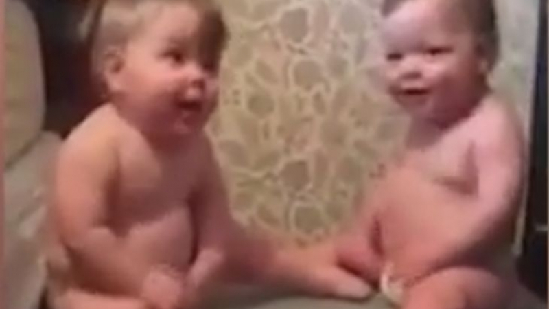 Много смях за добро утро! Тези две бебета са способни да разведрят всеки с... друсане (ВИДЕО)