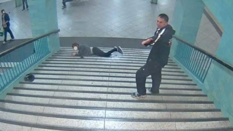 Извънредно! Арестуваха мургавия агресор, размазал с един ритник младеж в берлинското метро! Вижте кой е хулиганът (ВИДЕО)