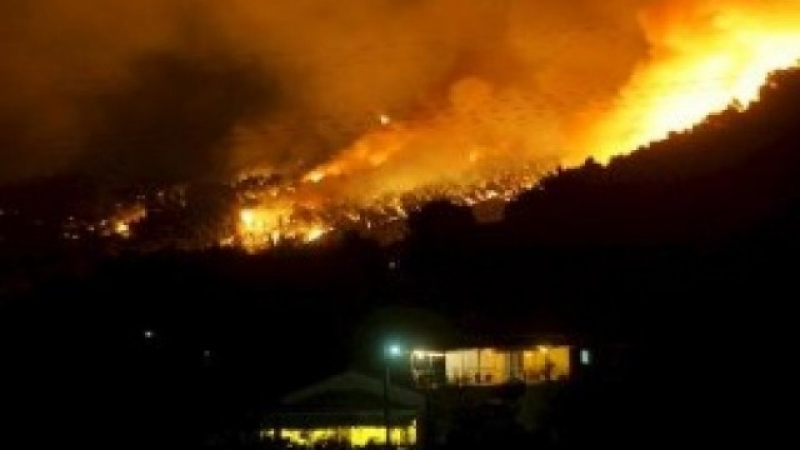 Поне петима души са пострадали при два отделни пожара в Гърция