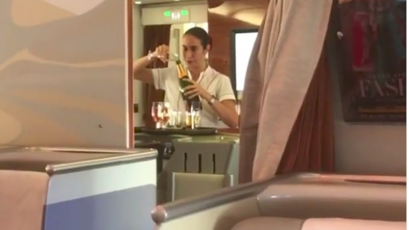 Вижте какво правят с недопитото шампанско в баровска авиокомпания! (ВИДЕО)