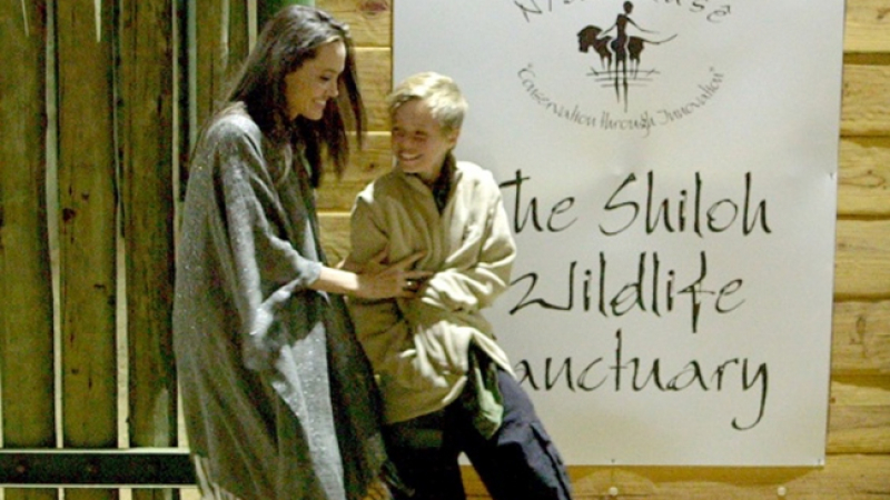 Анджелина Джоли и дъщеря й Шайло отидоха на важна мисия в Намибия... и я постигнаха! (СНИМКИ)