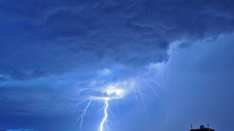 Жълт код за гръмотевични бури е обявен за 3 области в страната утре