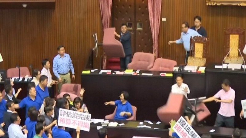 В тайванския парламент се биха със столове (ВИДЕО)