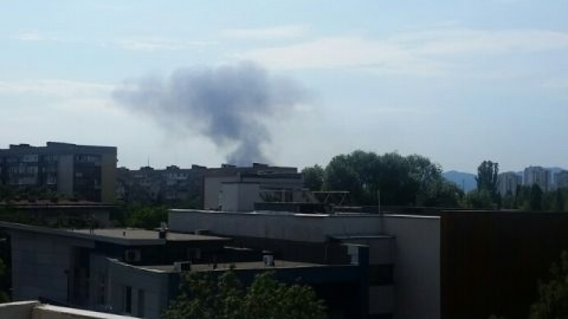 Извънредно в БЛИЦ: Седем пожарни фучат към огнен ад в Казичене! Черни облаци дим се виждат от центъра на столицата (СНИМКИ)