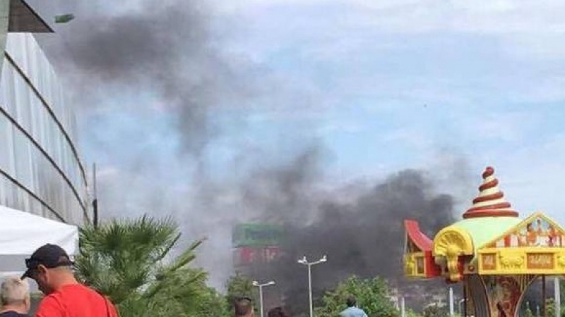 Очевидци от Бургас: Черен дим пред мол "Галерия"! Какво става в момента?