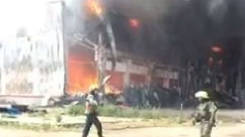 Първи кадри от огромния пожар в Казичене! До горящия склад има бензиностанция (ВИДЕО)