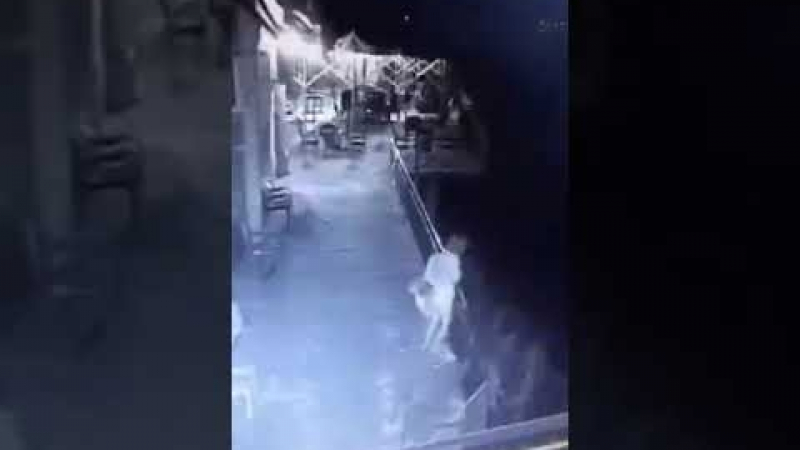 Съседи заснеха семеен скандал, при който ревнивецът изхвърли жена си през балкона (ВИДЕО)