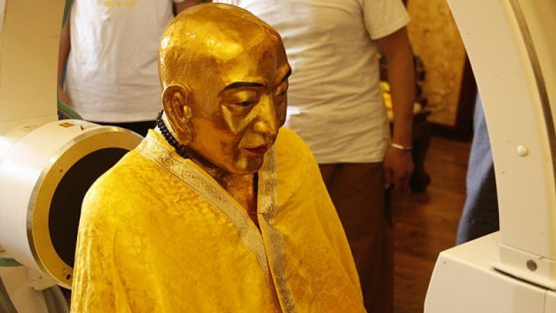 Учени изследваха позлатената мумия на будистки монах и откриха нещо невероятно 