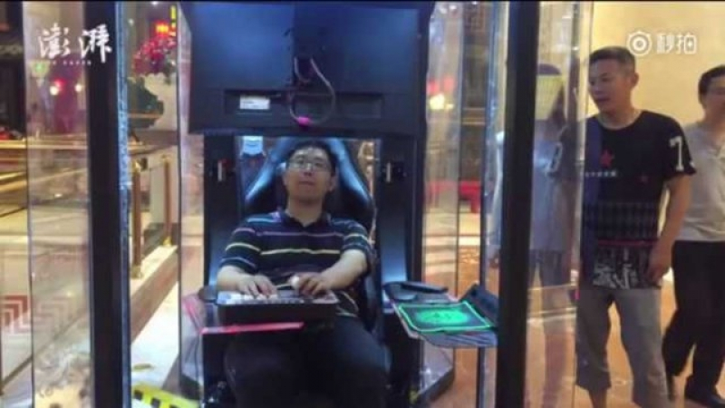 Китайски мол сложи кабинки за мъже, които чакат жените си да пазаруват