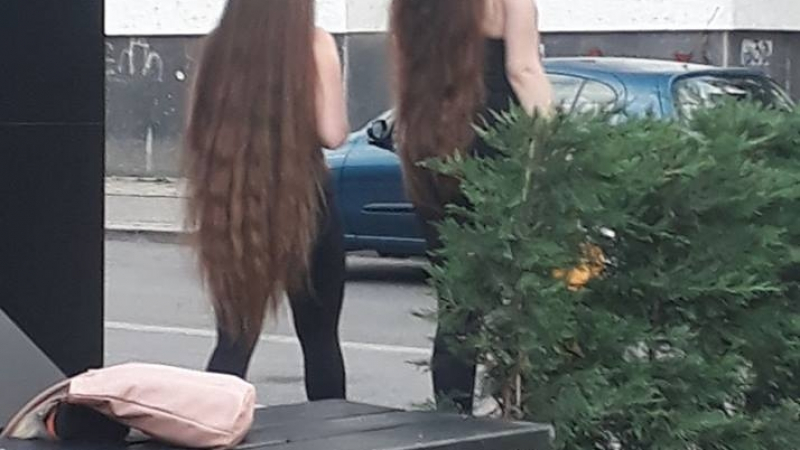 Няма такива коси! Две красиви момичета се разходиха из София и веднага станаха център на внимание (СНИМКА)