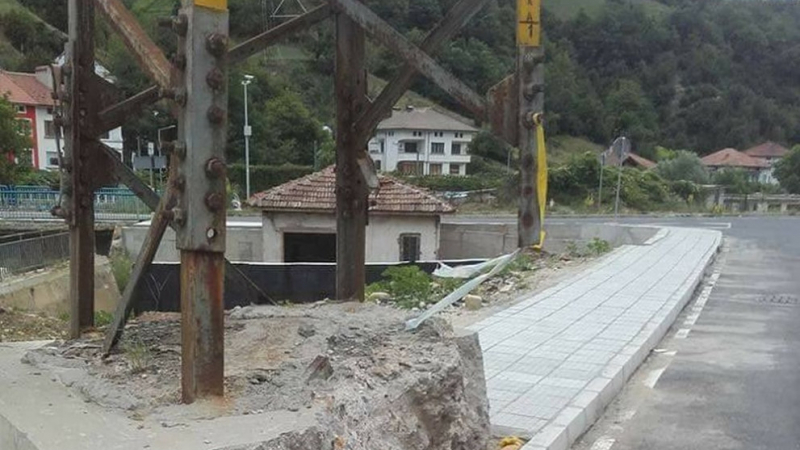 Зрелищни СНИМКИ от реновация на път и куц стълб показват какви ги свърши геният на българската инженерна мисъл на входа на Неделино 