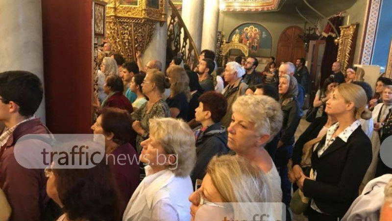 Стотици миряни посрещнаха чудотворната икона на Света Богодорица Всецарица (СНИМКИ/ВИДЕО)