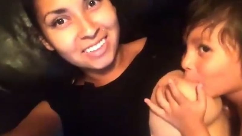Тази майка вбеси света! Синът й прави шокиращи секс коментари, докато го кърми пред камерата, наричат я "педофилка" и ... (СНИМКИ/ВИДЕО 18+)