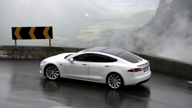 Tesla подарява коли стига да можете да направите това...