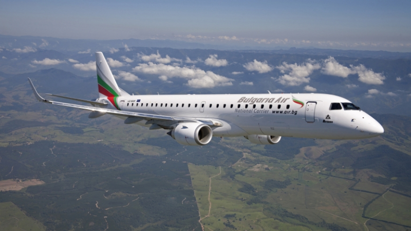 Жестока драма в самолет на "България ер": Мъж припадна, а стюардесите...