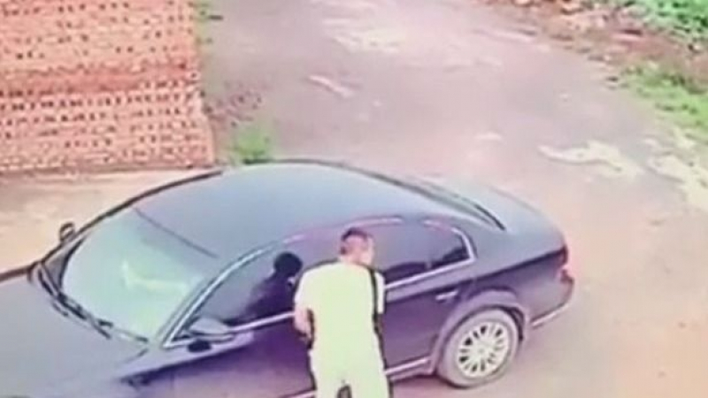 Крадец се опита да открадне кола, но няма да повярвате каква изненада го очакваше (СНИМКИ/ВИДЕО 18+)