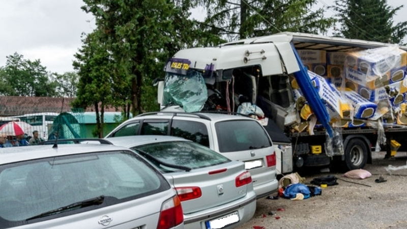 Зрелищно меле във Враца! Камион помля три коли 