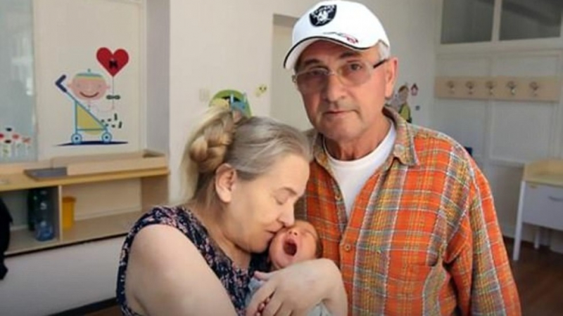 Сърбин изгони 60-годишната си жена, която роди след пети опит ин витро (ВИДЕО)