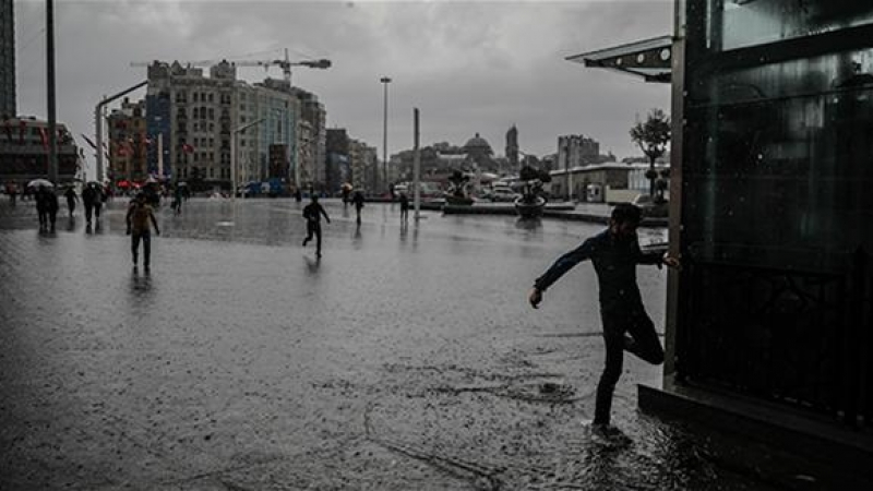 Адски потоп: Истанбул тъне в мрак, талази се изливат от небето, мегаполисът е под вода! (СНИМКИ/ВИДЕО)