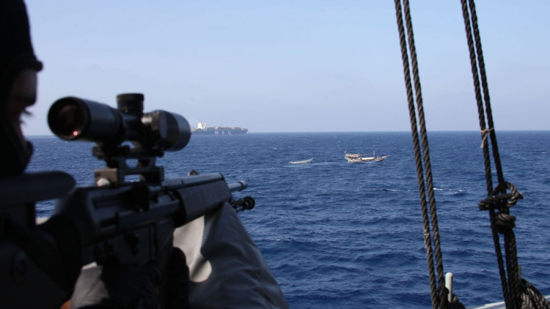 Уникално ВИДЕО показва какво се случва, когато сомалийски пирати се натъкнат на частната охрана на кораб 