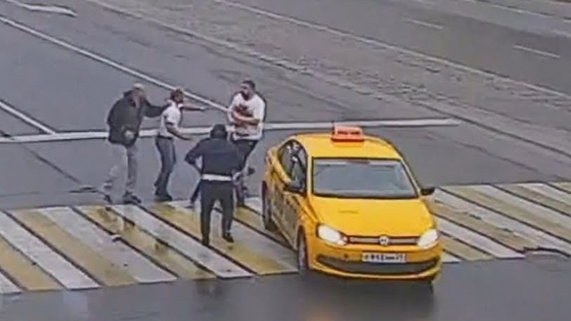 Пътник в такси удари двама младежи до пешеходна пътека, но след това настана истинско меле (ВИДЕО 18+)
