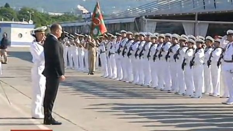 От последните минути: Военни моряци посрещнаха президента във Варна, качват го на "Дръзки", за да гледа огромен екшън! (СНИМКИ)