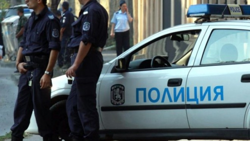 Драма в София! Мъж седна пред трамвай, протестира заради измама, махат го с полиция (СНИМКА)