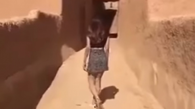 Ето какво сполетя разголената мюсюлманска моделка, която се разходи по къса пола в Саудитска Арабия (ВИДЕО)