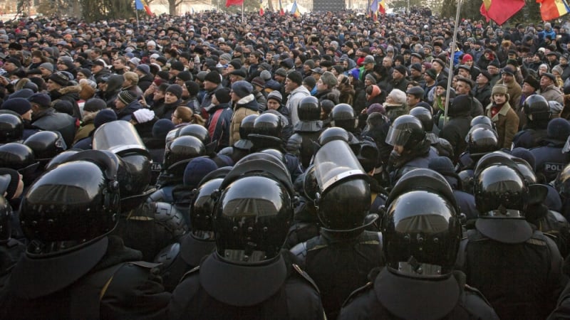 Сблъсъци между полицията и протестиращите пред парламента на Молдова