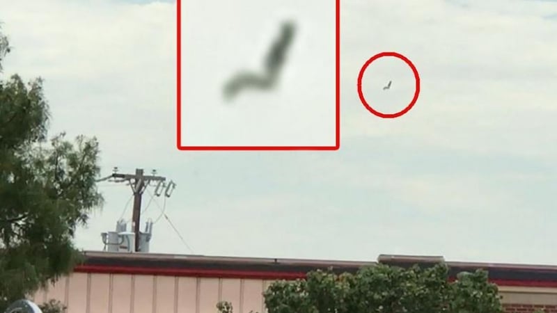 Страховито НЛО разпери крила край летището в Далас (ВИДЕО)