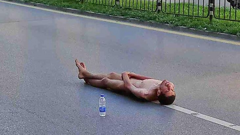 Първо в БЛИЦ! Софийските мъже откачиха, чисто гол се просна на възлов булевард (СНИМКИ 18+)