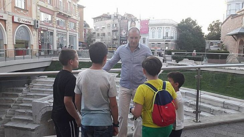 Трогателно! Президентът Радев се разходи инкогнито в Пловдив, малчугани обаче го забелязаха и... (СНИМКИ)