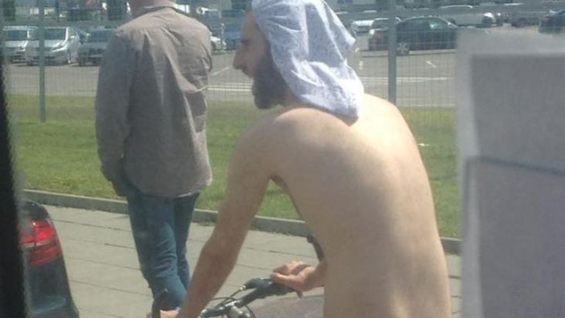 Епидемията се разраства: Още един чисто гол софиянец джитка на колело по "Цариградско шосе" (СНИМКИ/ВИДЕО 18+)