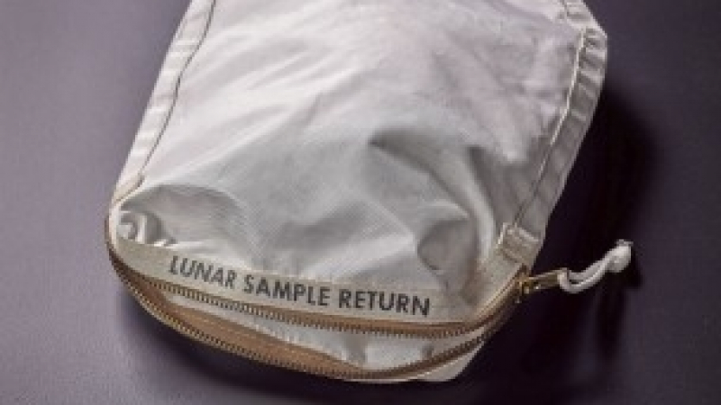 Между 2 и 4 млн. долара за "лунната торбичка" на Армстронг (СНИМКИ)