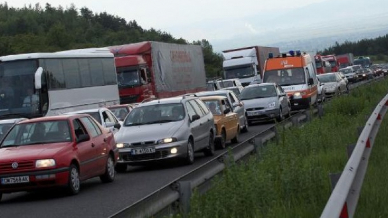 Тежка катастрофа на магистралата край Пловдив, кола се удря в мантинелата и...