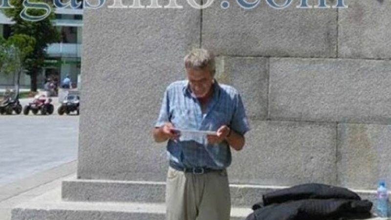 Този мъж изнася втрещяващ рецитал в центъра на Бургас: Аз съм убиецът на майка ми, замерете ме с камъни! (ВИДЕО)
