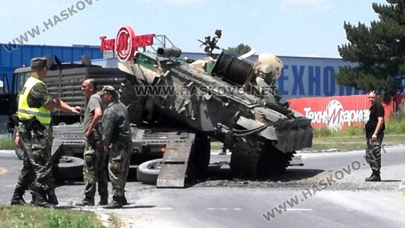 Танк падна от платформа на... кръгово кръстовище в Хасково (СНИМКИ)