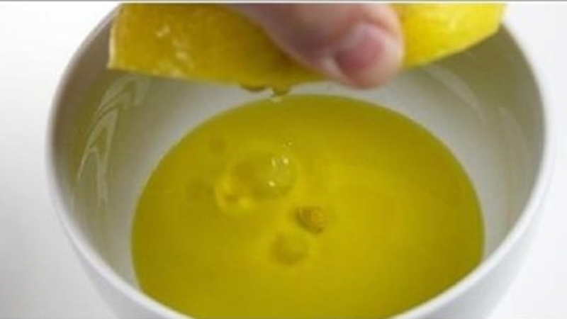 Изстискайте един лимон и го смесете с 1 супена лъжица зехтин и ще помните тази рецепта до края на живота си!
