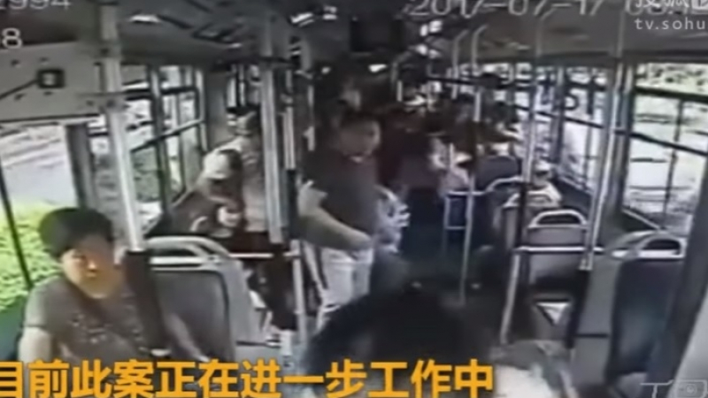 Ужас! Изратеняк обарва момиче в автобус, то оказа съпротива и той го закла (ВИДЕО 18+)
