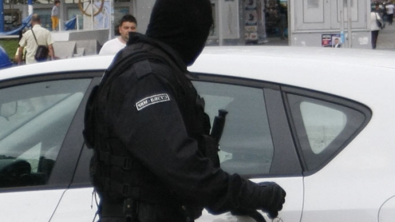 Извънредно от Пловдив! Полицаи гътат мъже на земята на входа на града, оковават ги с белезници 