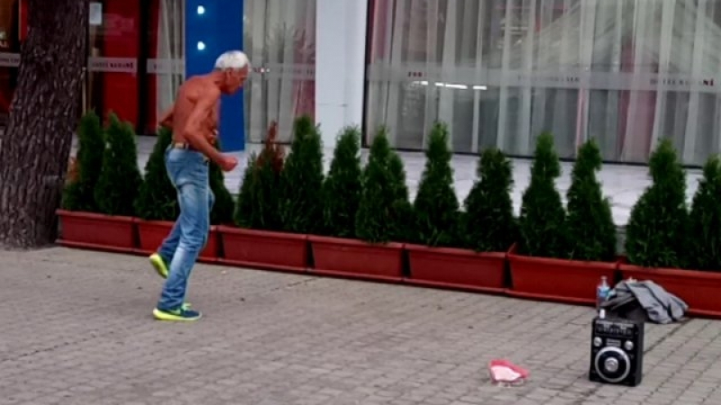 Вдъхновен чичко разбива туристи на Слънчев бряг с як танц (ВИДЕО)