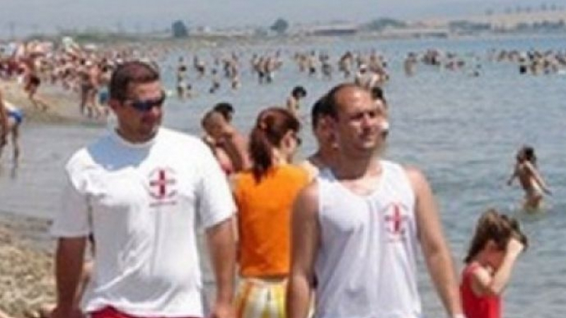 Смело влизайте в морето! 70-годишни спасители стоят на вишките по плажа, но били във форма