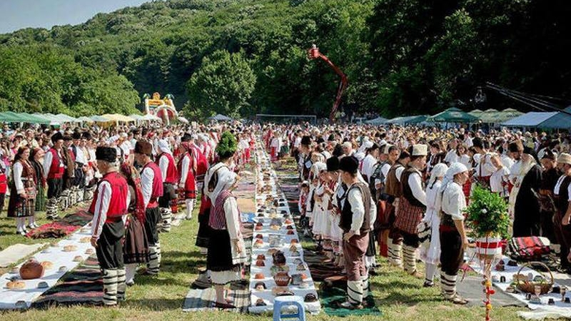 Сватбата на века в Арбанаси започна, ето я красивата булка, която вдига тържество за 4500 гости (СНИМКИ)