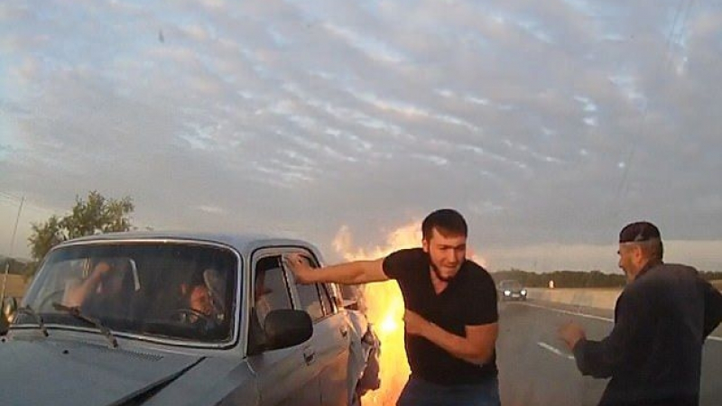 Огнен ад на пътя: ВИДЕО 18+ запечата как шофьори измъкват в последния момент пострадали от горяща кола (СНИМКИ 18+)
