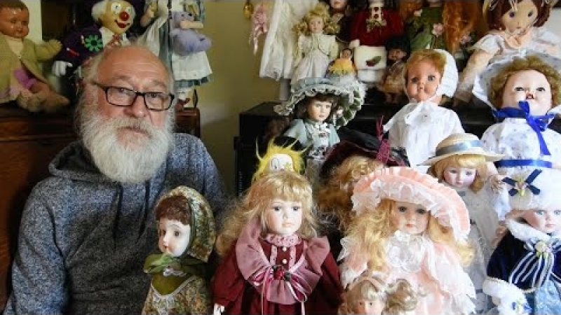 Чъки се завръща! 63-годишен мъж, обсебен от обладани от духове кукли (ВИДЕО)