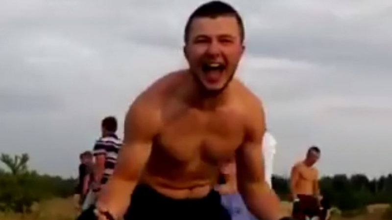 Уникално ВИДЕО (18+) Страшен бой между две банди в Русия, скачат си върху главите, бият се до смърт