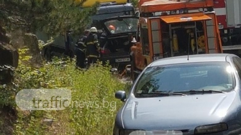 Кола и камион се удариха край Асеновград, пожарникари режат ламарини, за да извадят човек (СНИМКИ)