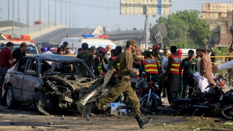 Атентатор-самоубиец погуби 16 души в Лахор (СНИМКИ/ВИДЕО)