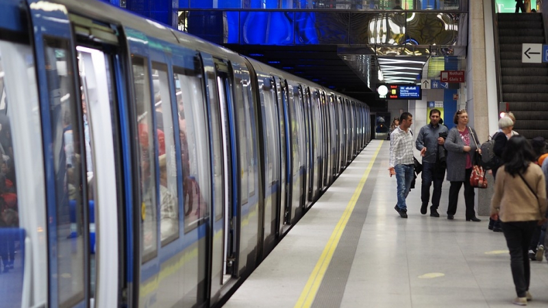 СНИМКА на млада майка с дете в софийското метро събра очите на мрежата 