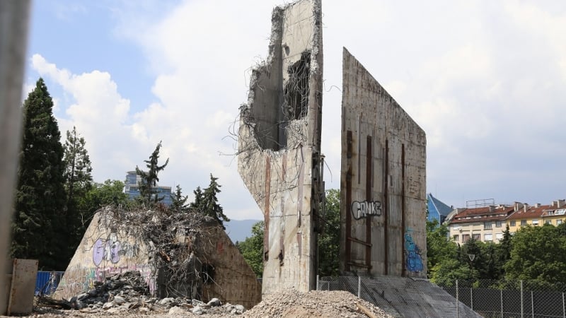 Фоторепортаж в БЛИЦ: Така се кърти в България, паметникът пред НДК вече е обезглавен (ВИДЕО)